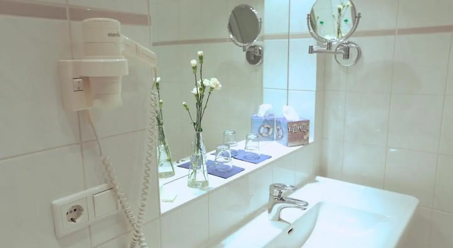 ACQUA Strande Yachthotel & Restaurant Badezimmer