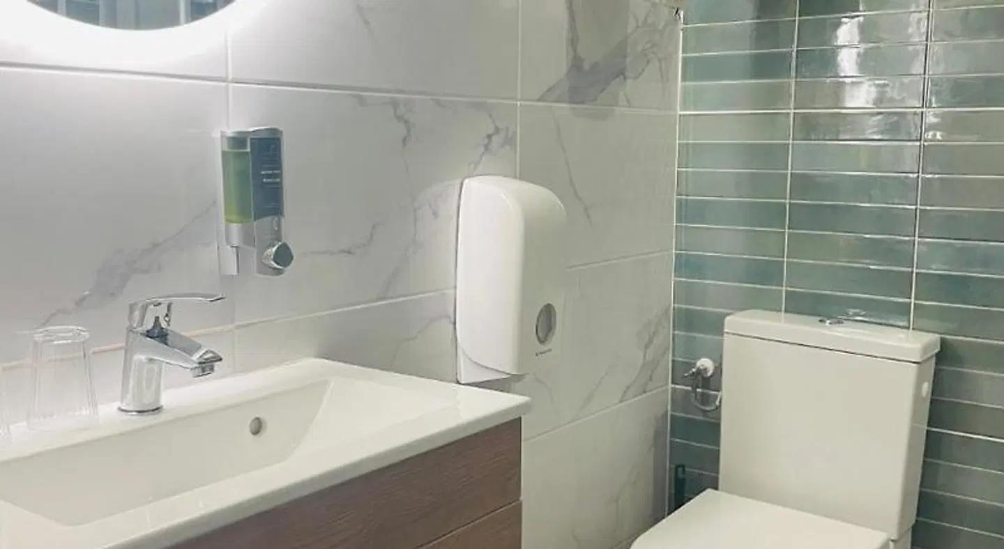Brit Hotel Acacias Badezimmer