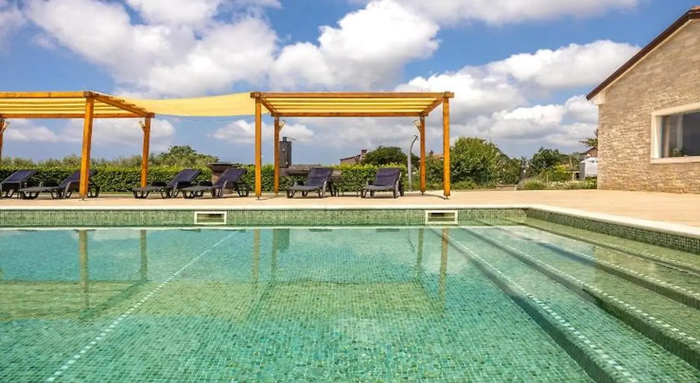Velanera OUTDOOR_POOL