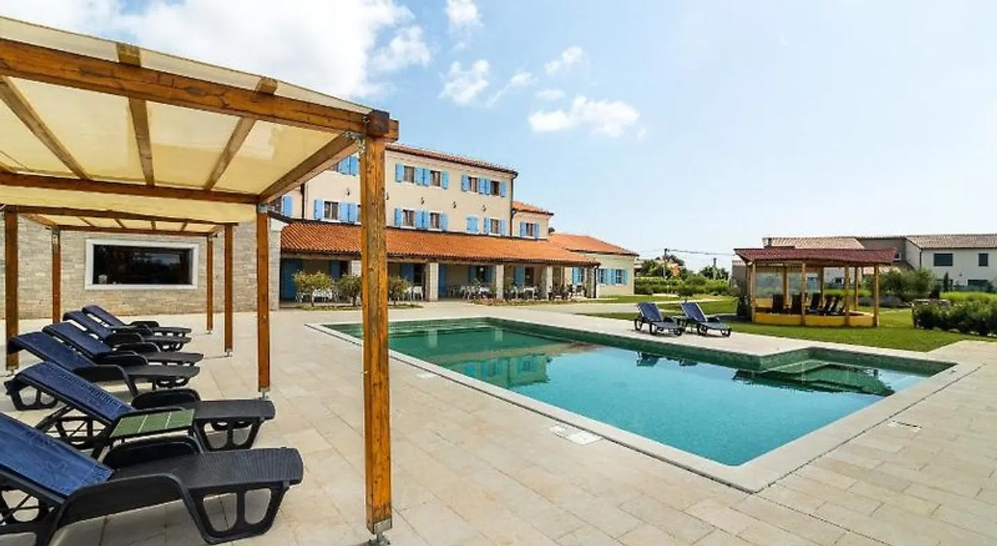 Velanera OUTDOOR_POOL
