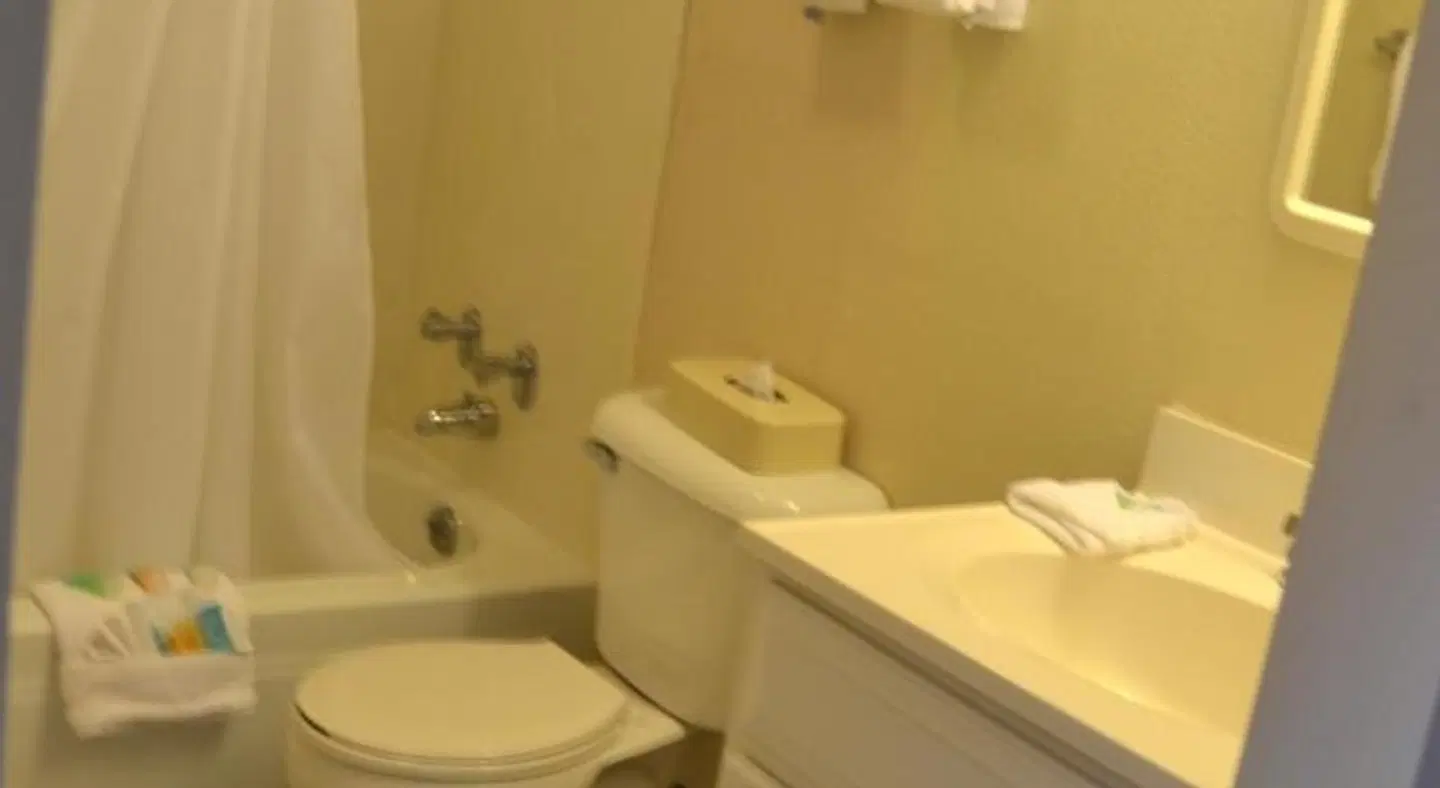 Cascades Inn Badezimmer