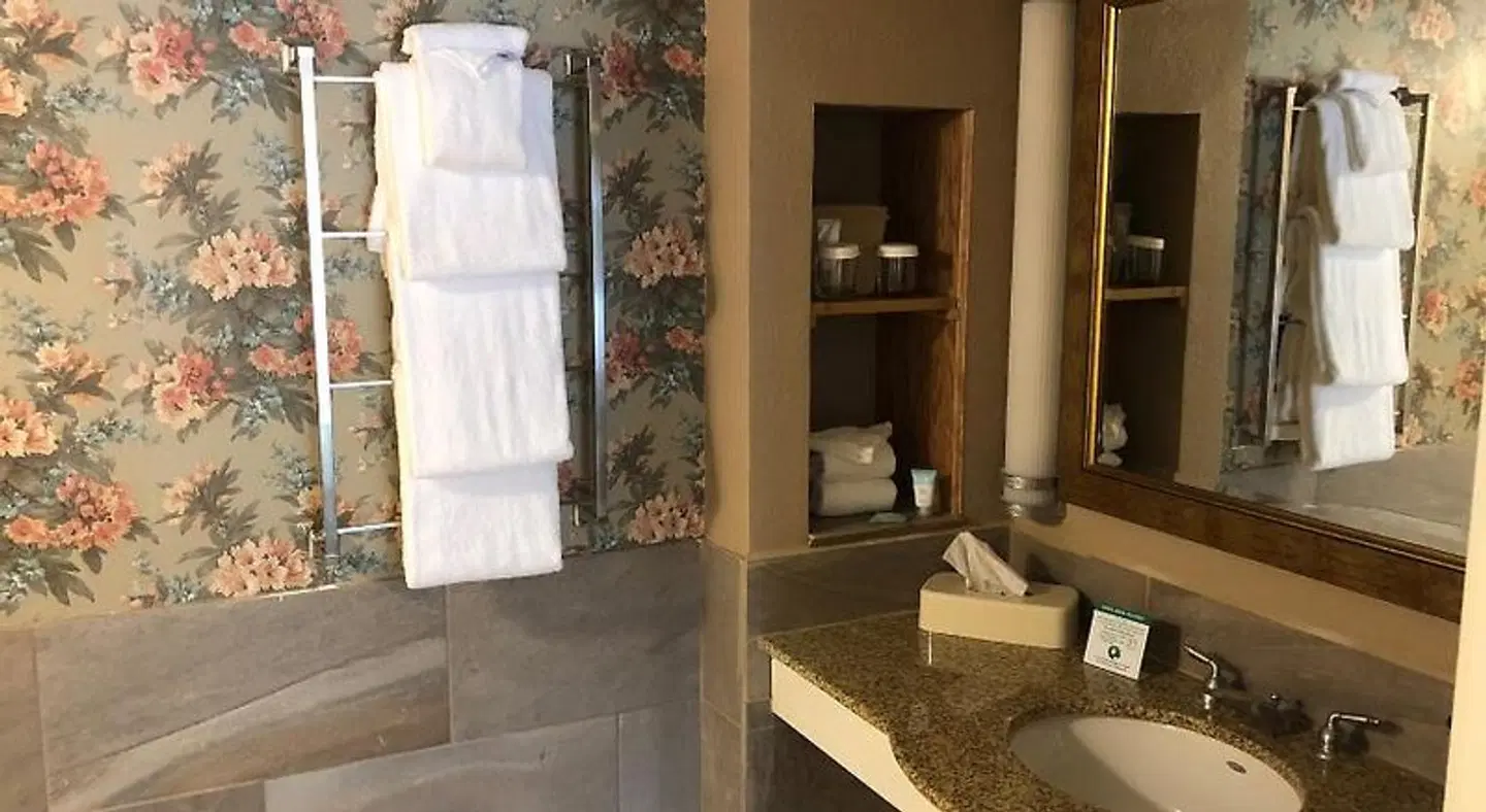 Cascades Inn HEALTH_BEAUTY