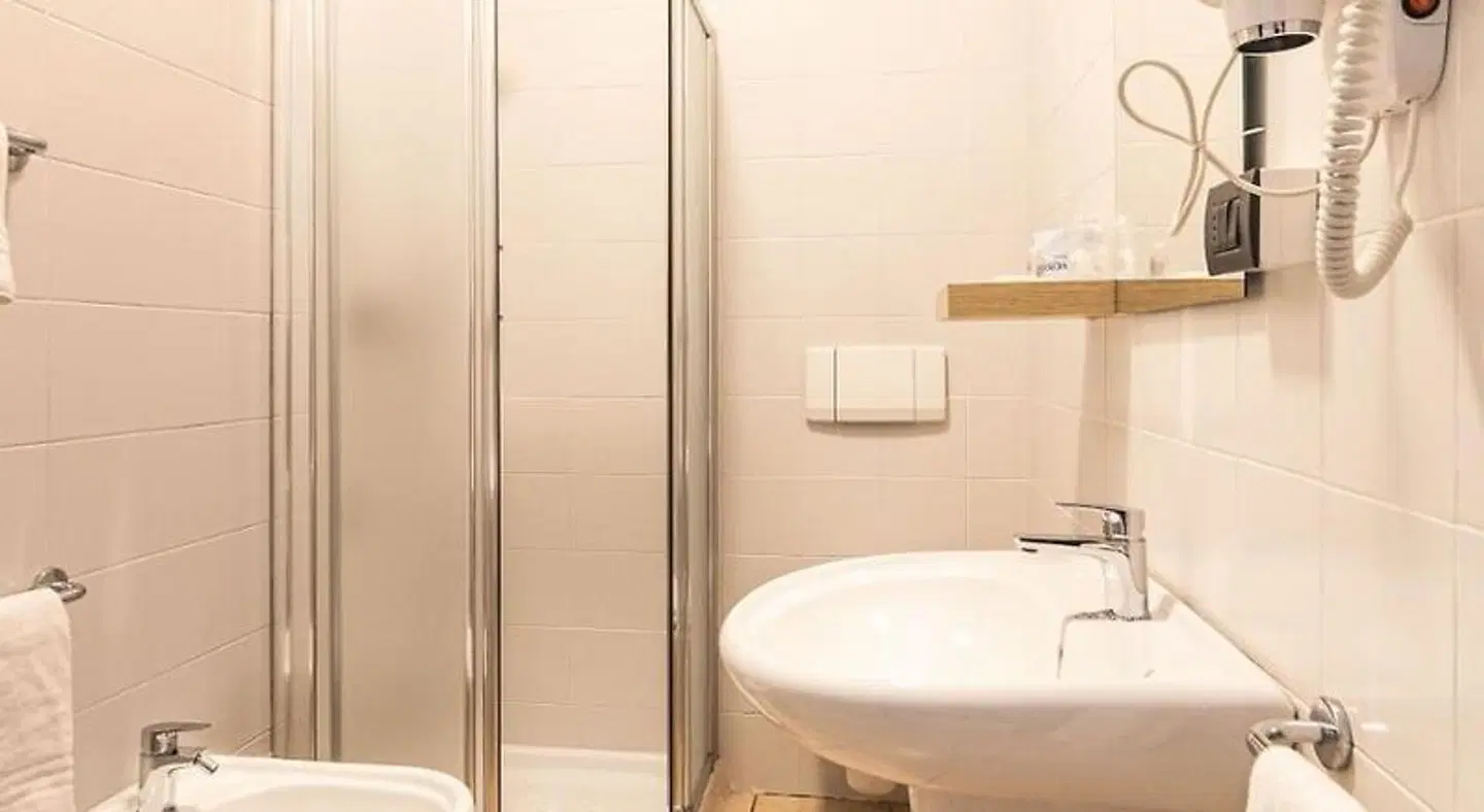 Hotel Tornielli 9 Badezimmer