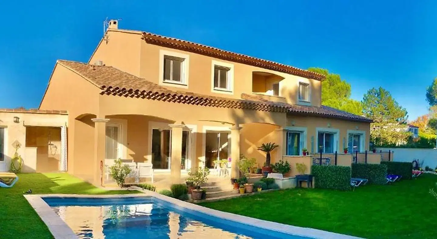 Lou Meinado EXTERIOR