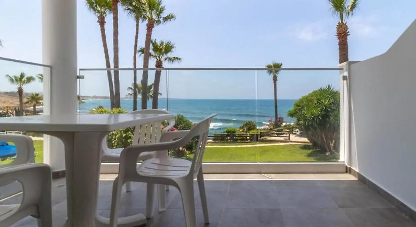 Rododafni Beach Apartments Terrasse