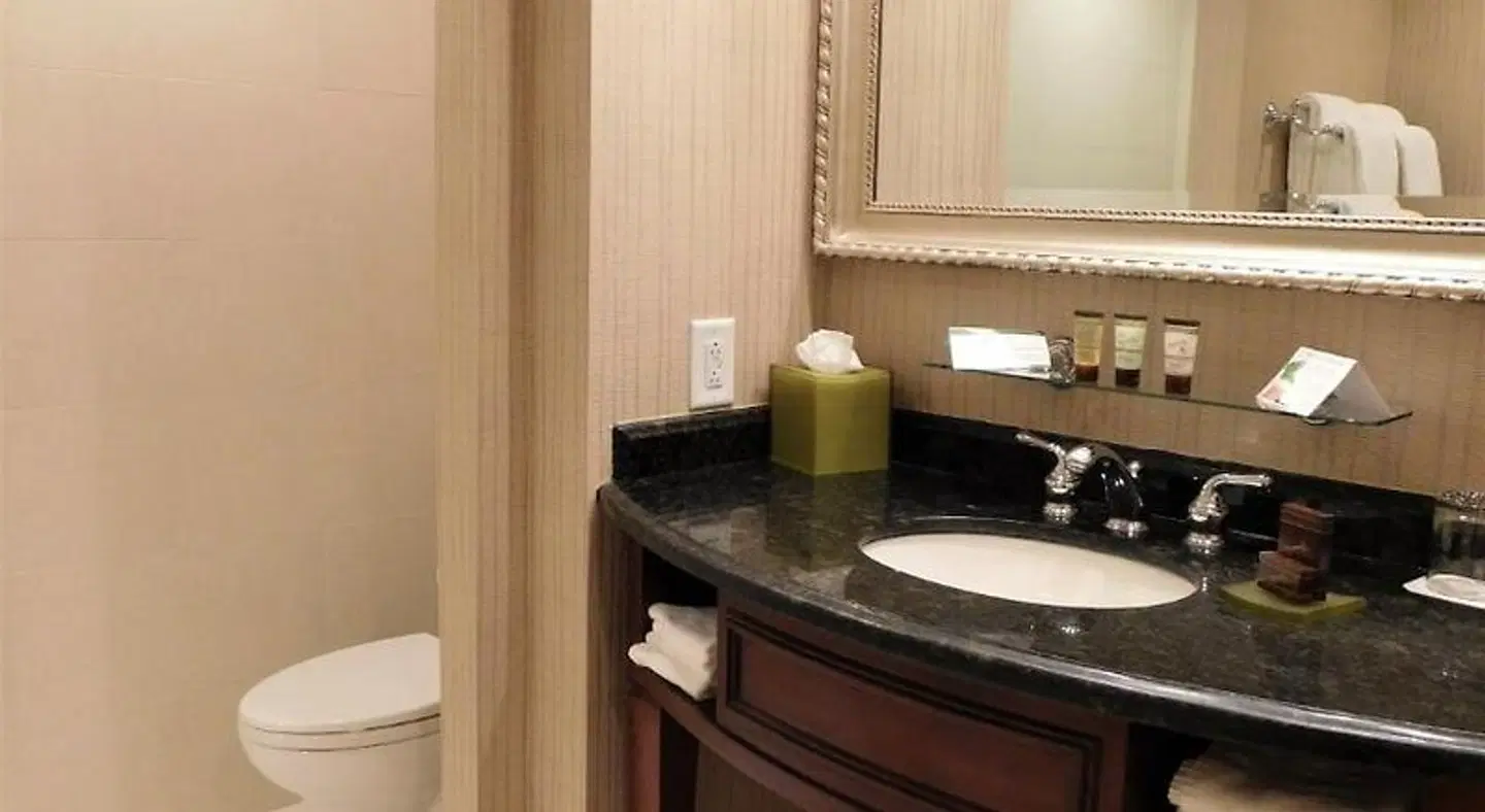 Town & Country Inn & Conference Center Badezimmer