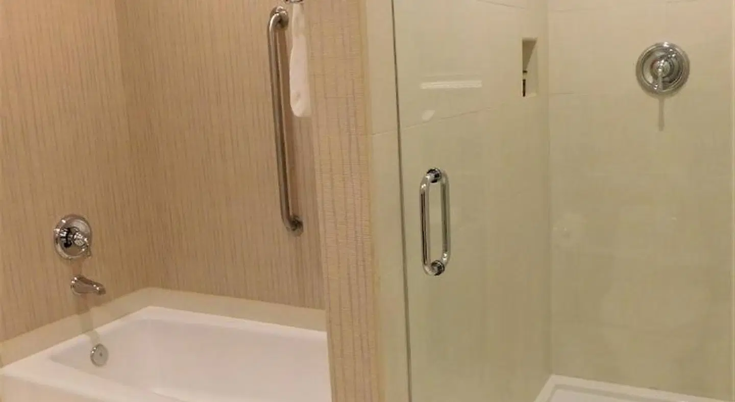 Town & Country Inn & Conference Center Badezimmer