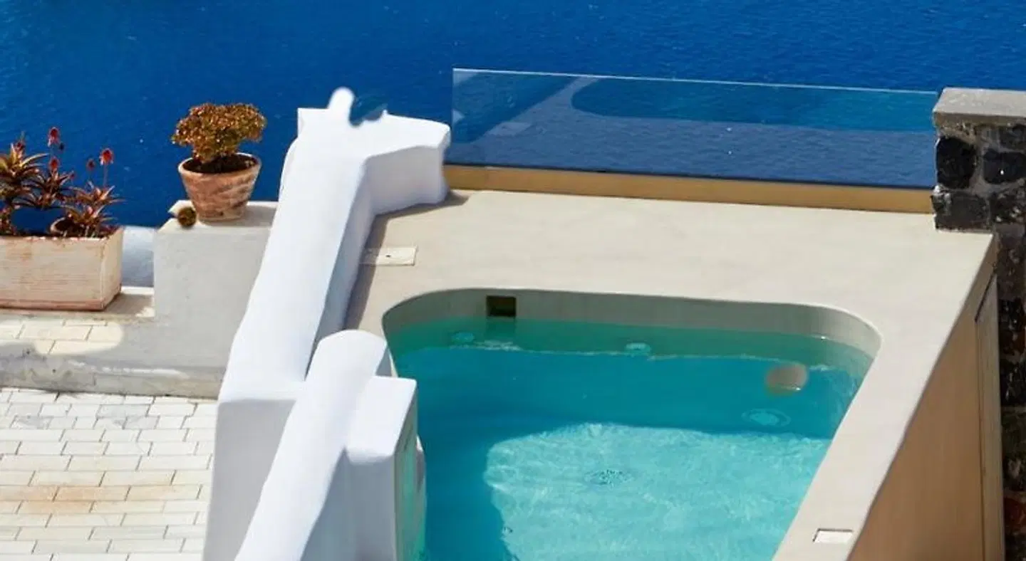 You And Me Suites OUTDOOR_POOL
