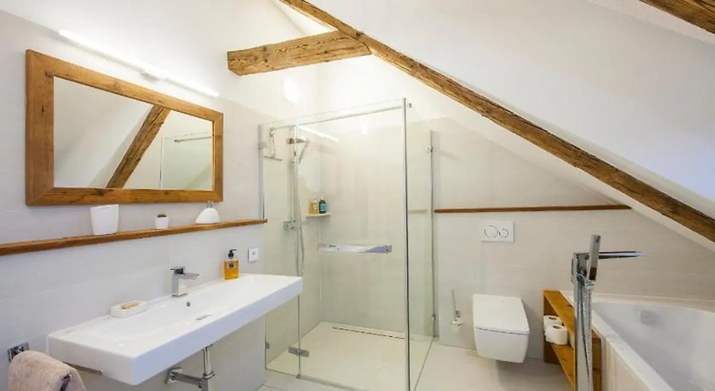 Latron 98 Badezimmer