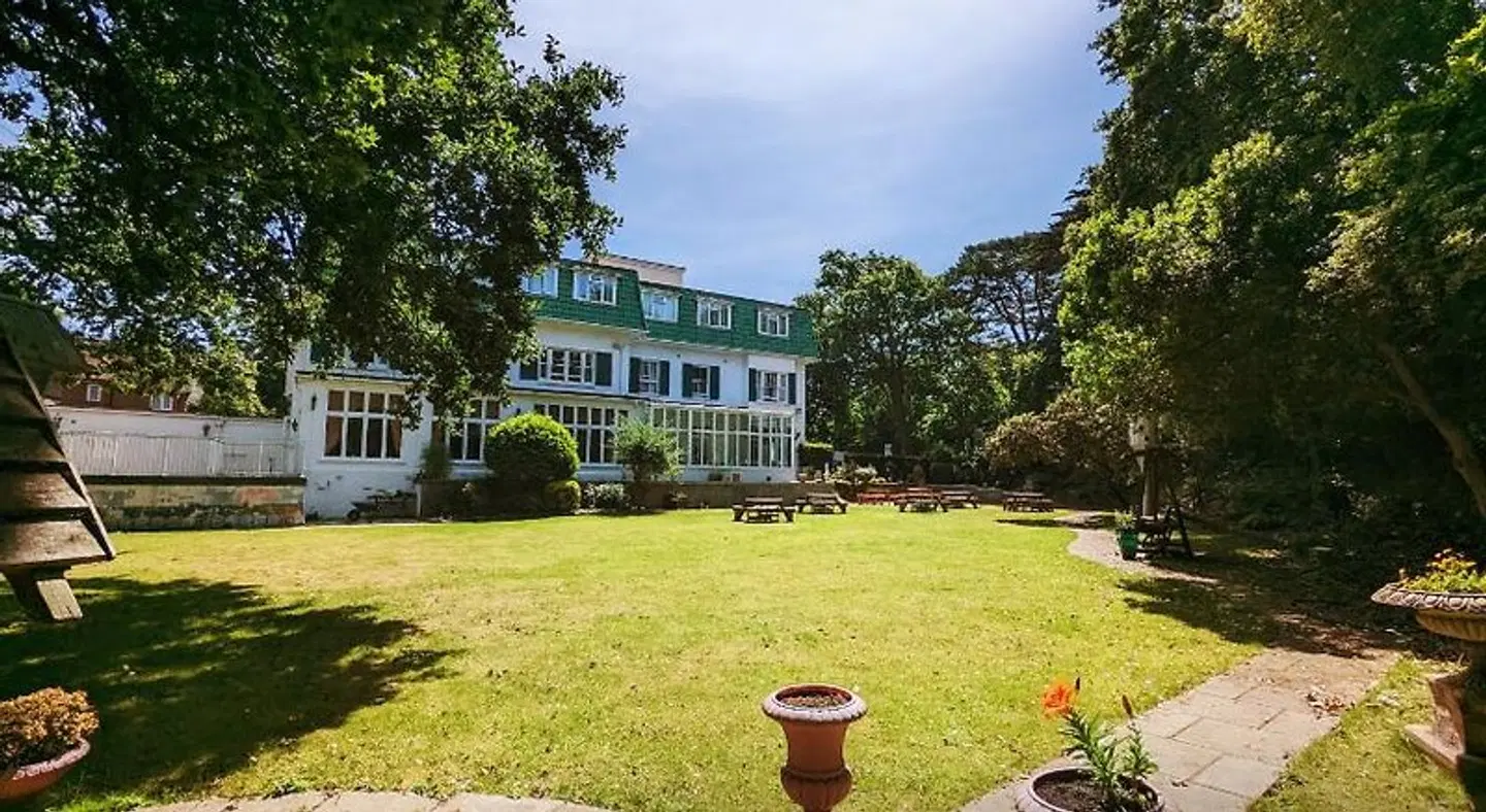 THE GROVE HOTEL Garten