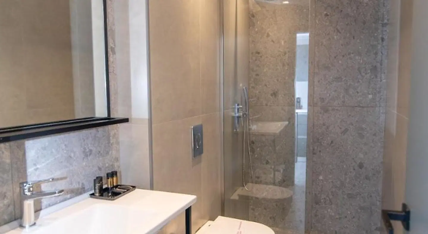 Jasmine Hotel Apartments Badezimmer