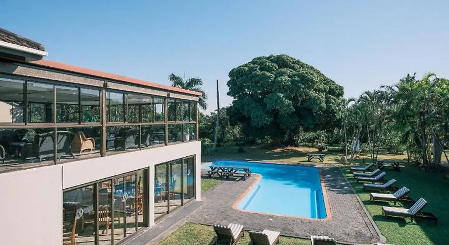 Elephant Lake Hotel OUTDOOR_POOL