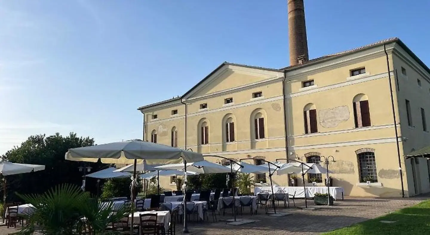 Leon Bianco EXTERIOR