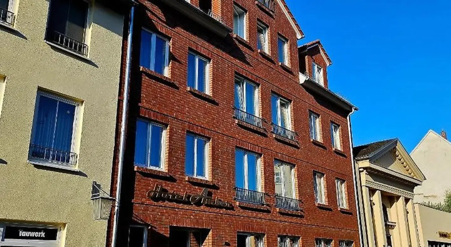 Amber-HST EXTERIOR
