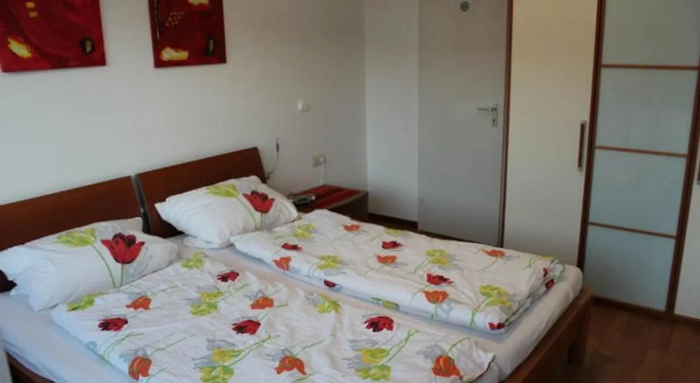 Christa ROOM_EXAMPLE