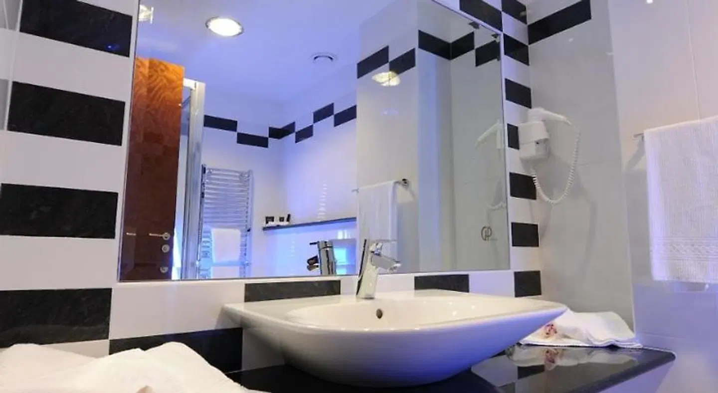 Grand Hotel Paradiso Badezimmer