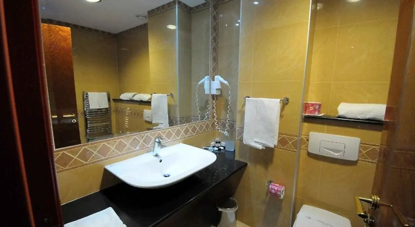 Grand Hotel Paradiso Badezimmer