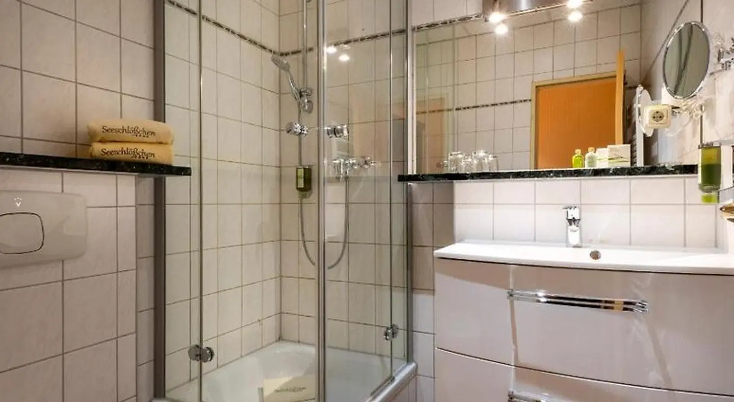 Wellnesshotel Seeschlösschen - Privat-SPA & Naturresort Badezimmer