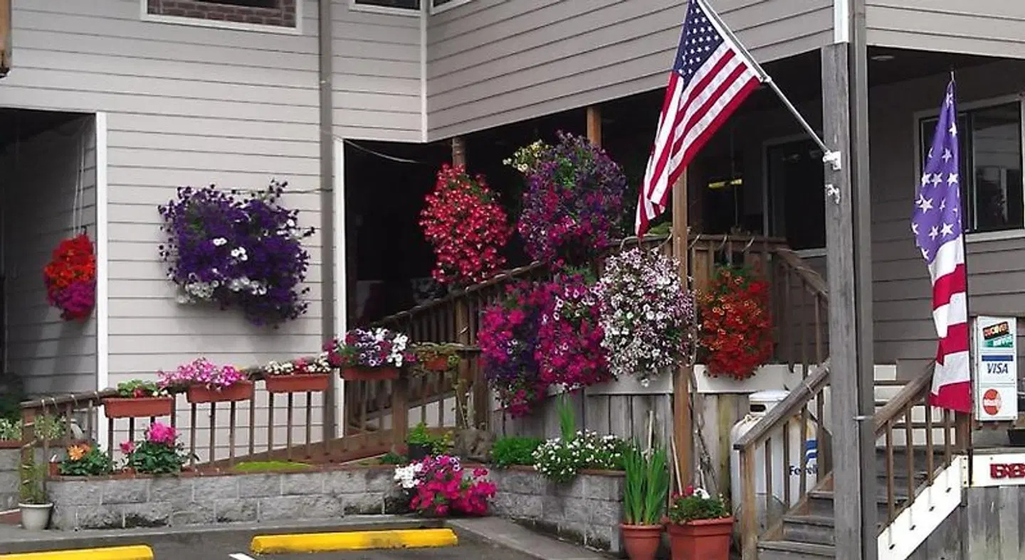 Tradewinds Motel EXTERIOR