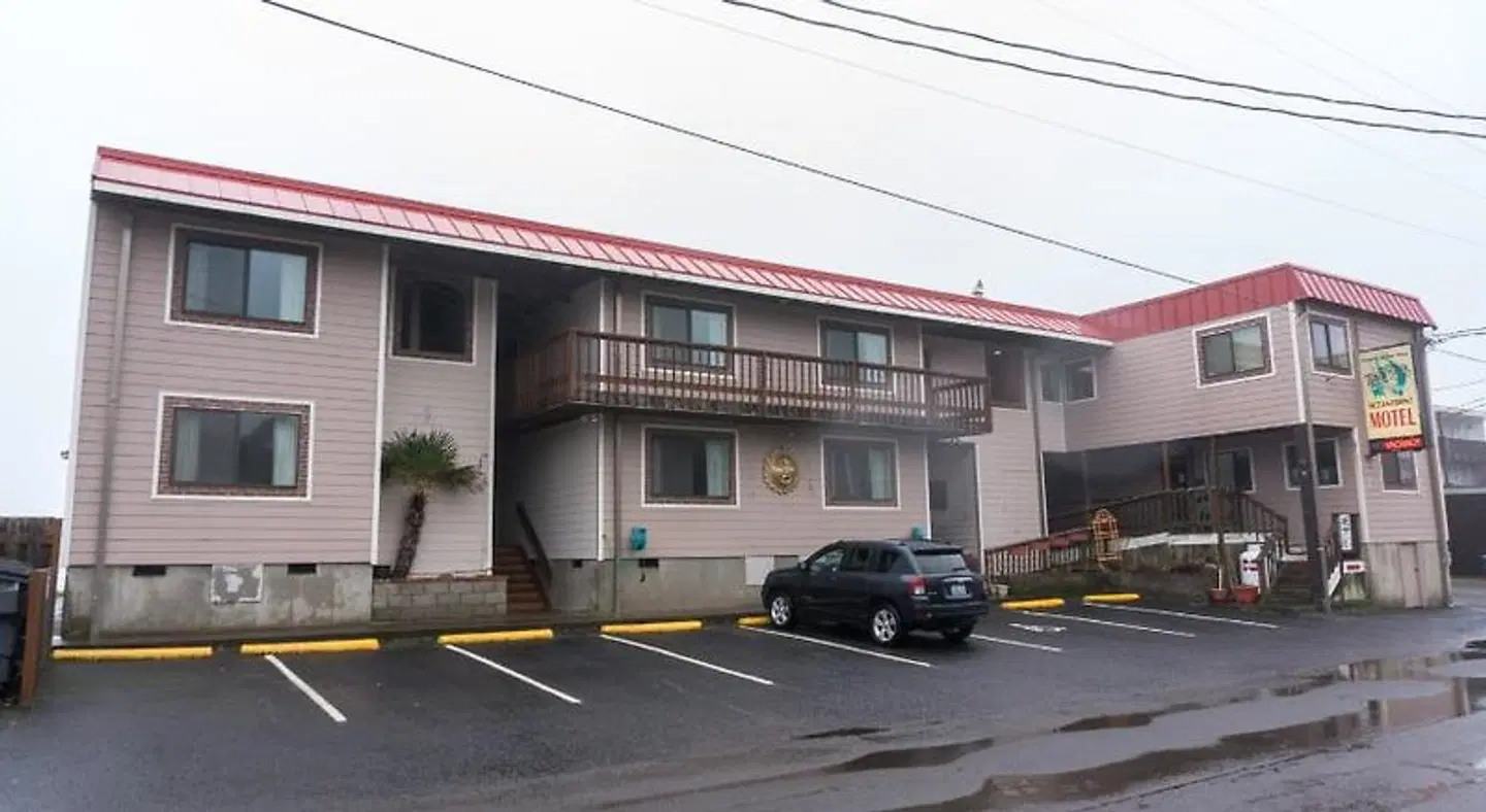 Tradewinds Motel EXTERIOR