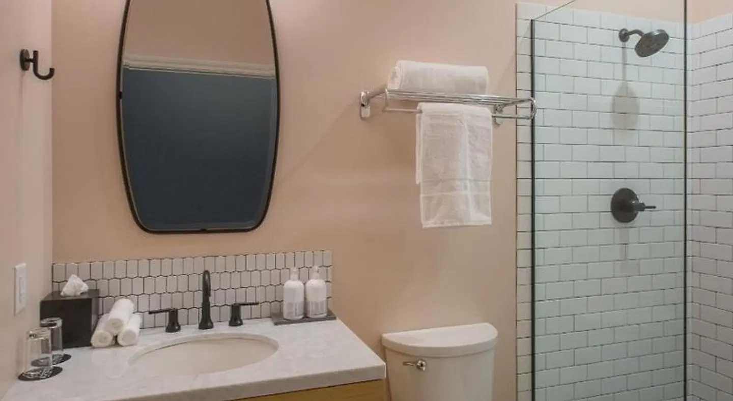 Atticus Hotel Badezimmer