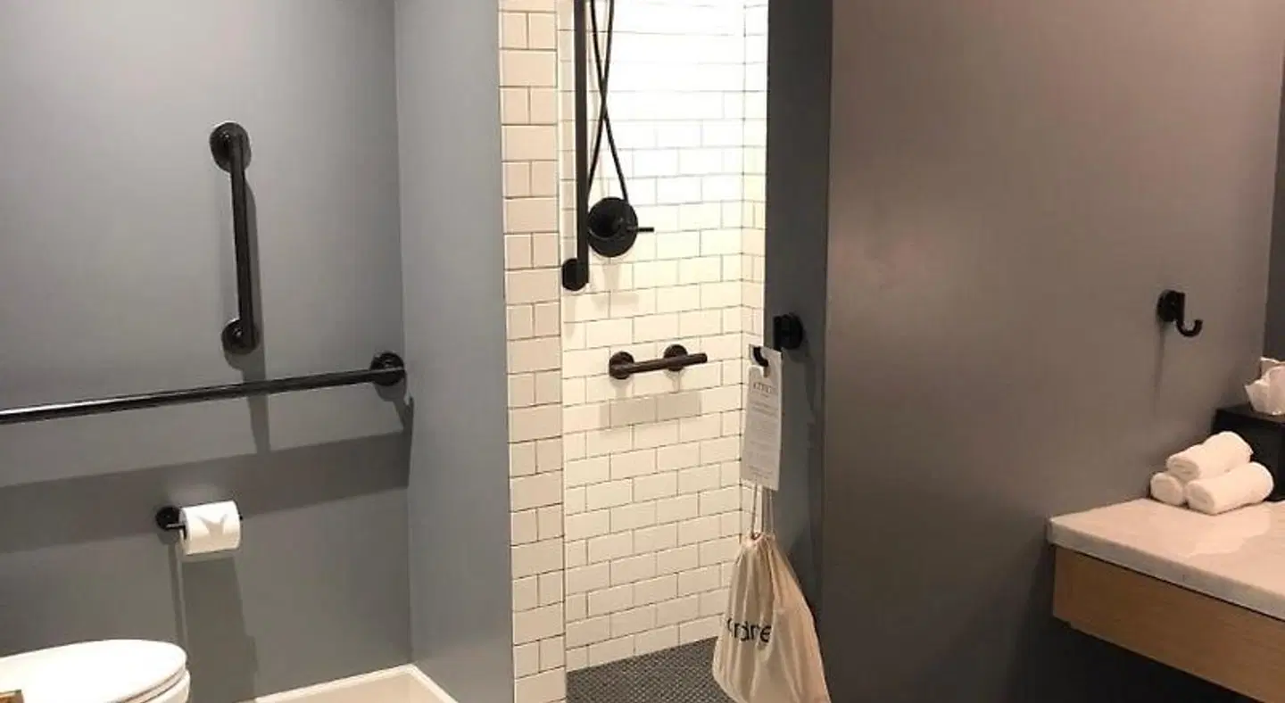 Atticus Hotel Badezimmer