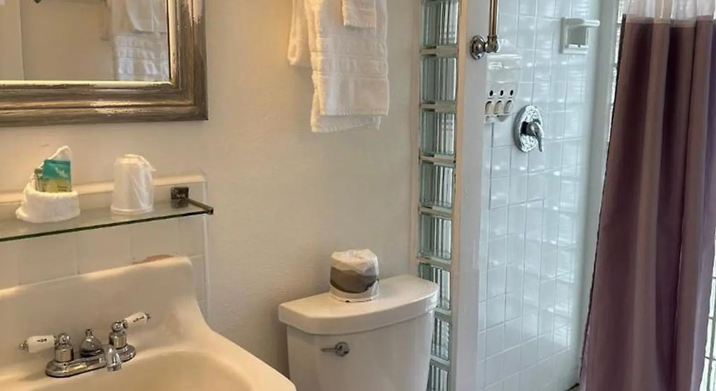 Deane's Oceanfront Lodge Badezimmer