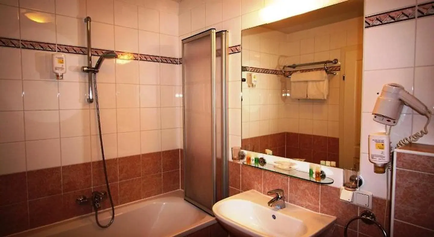 Suite Hotel 900 m zur Oper Badezimmer