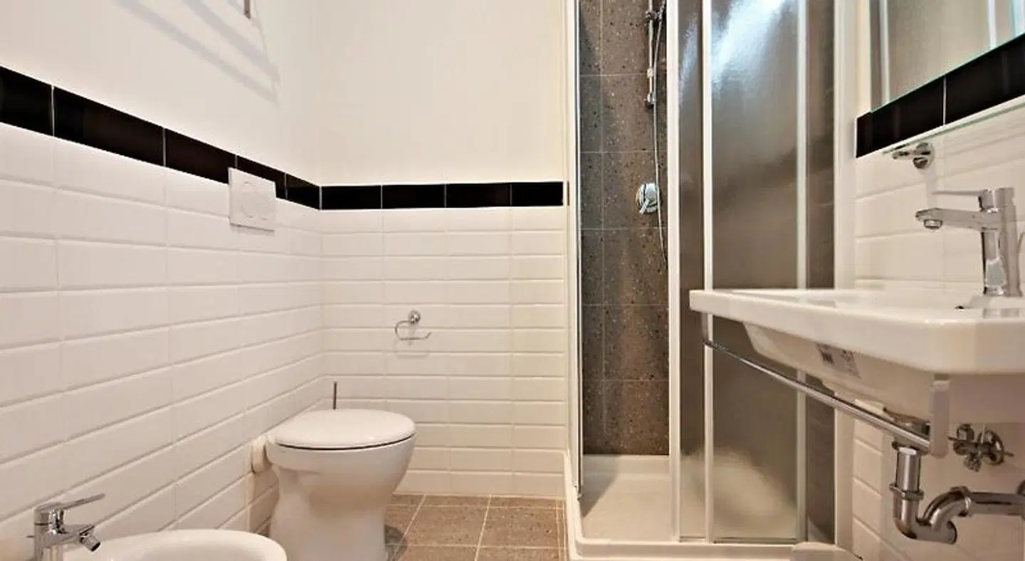 Roma In Una Stanza Badezimmer