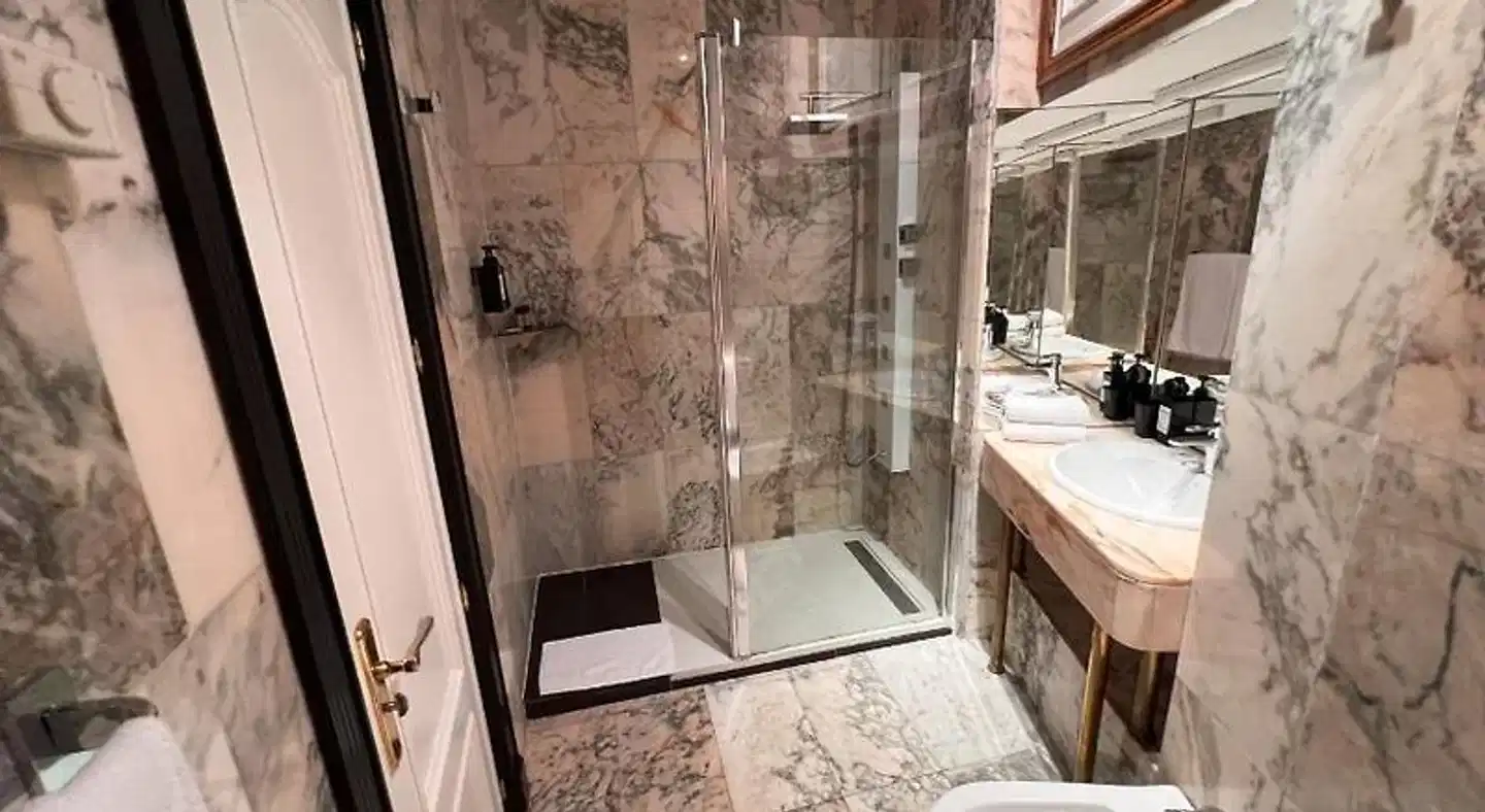 Hostal Alhambra Suites Badezimmer