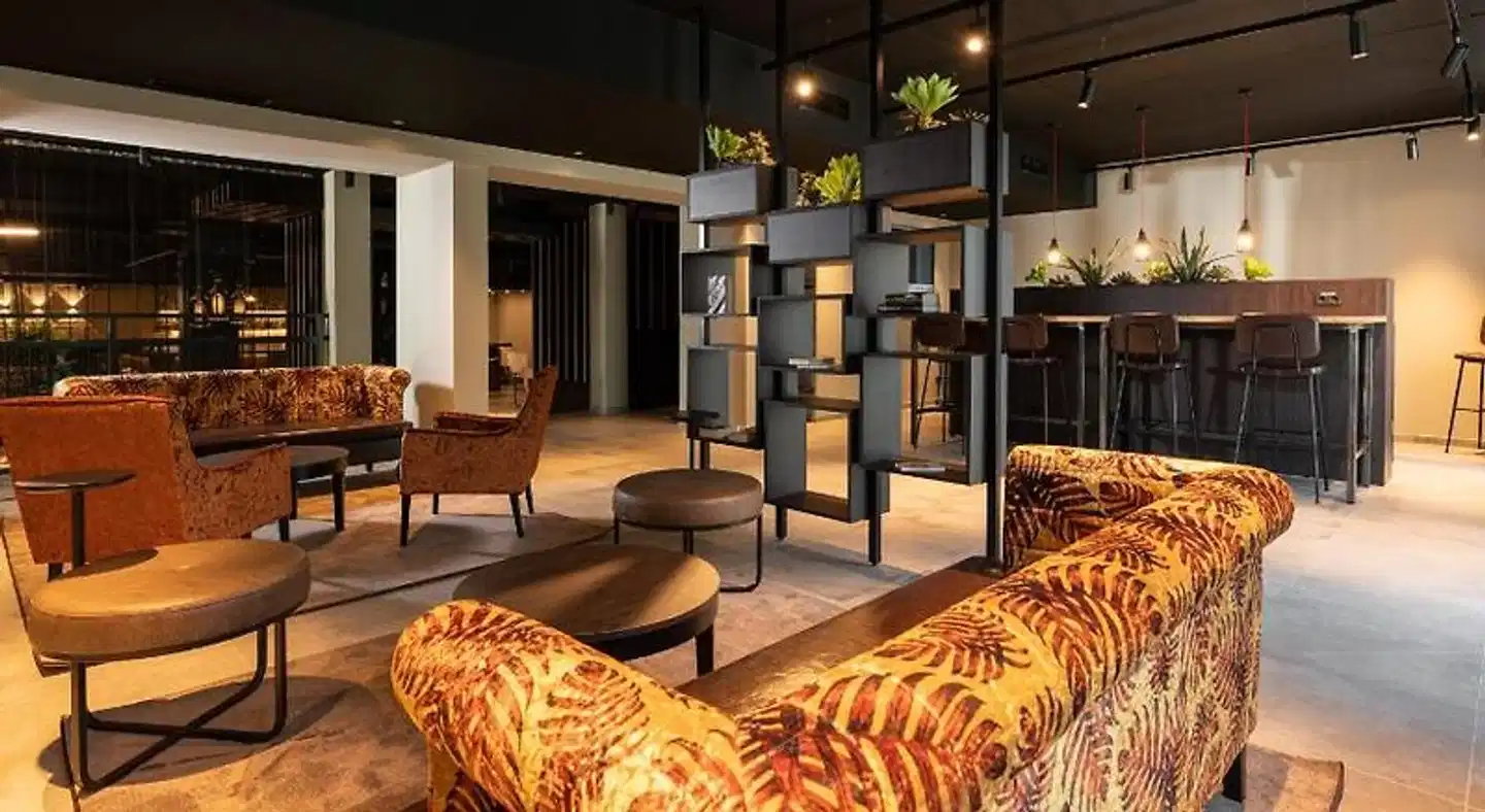 FreshSuites & Bar Bar