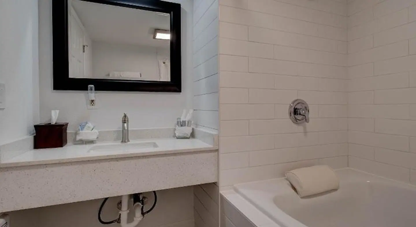 Inn of the Four Winds Seaside Oceanfront Badezimmer