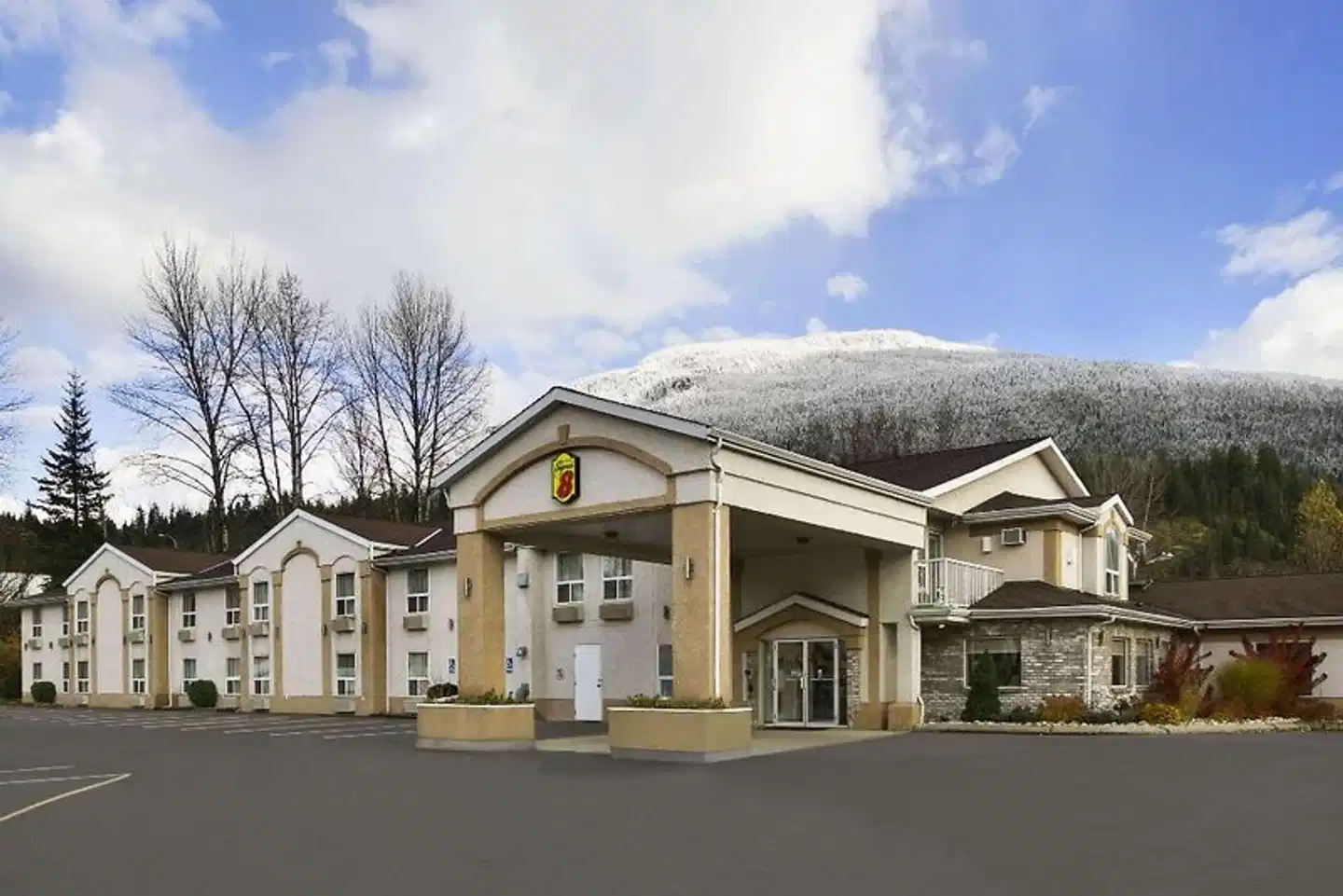Super 8 by Wyndham Revelstoke BC Aussenansicht