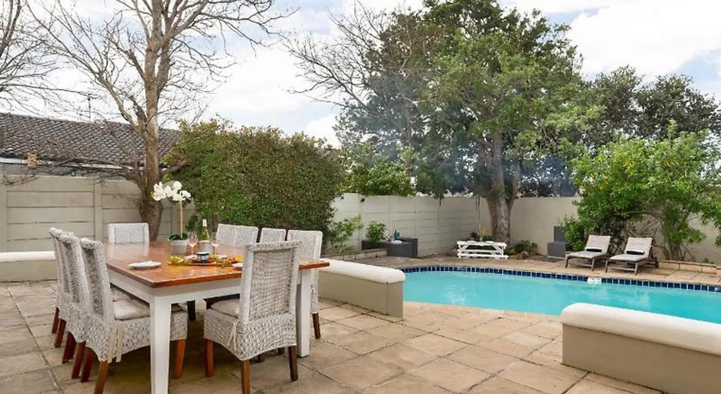 Thomson's Accommodation OUTDOOR_POOL