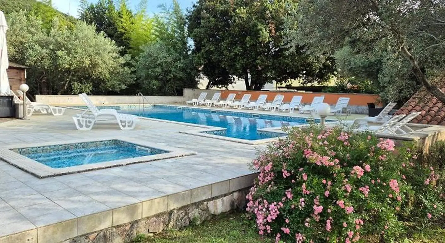 Carmen OUTDOOR_POOL