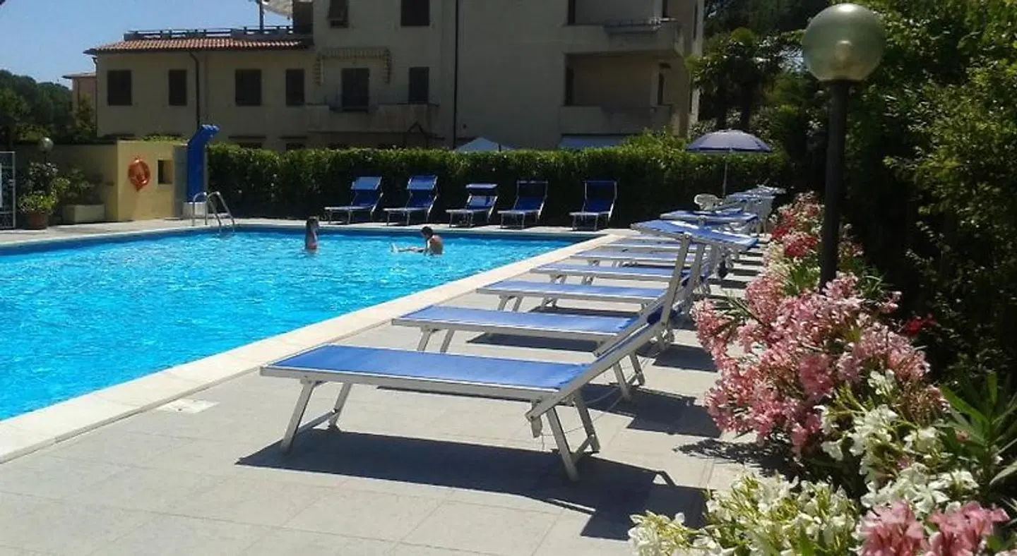 Lilly OUTDOOR_POOL