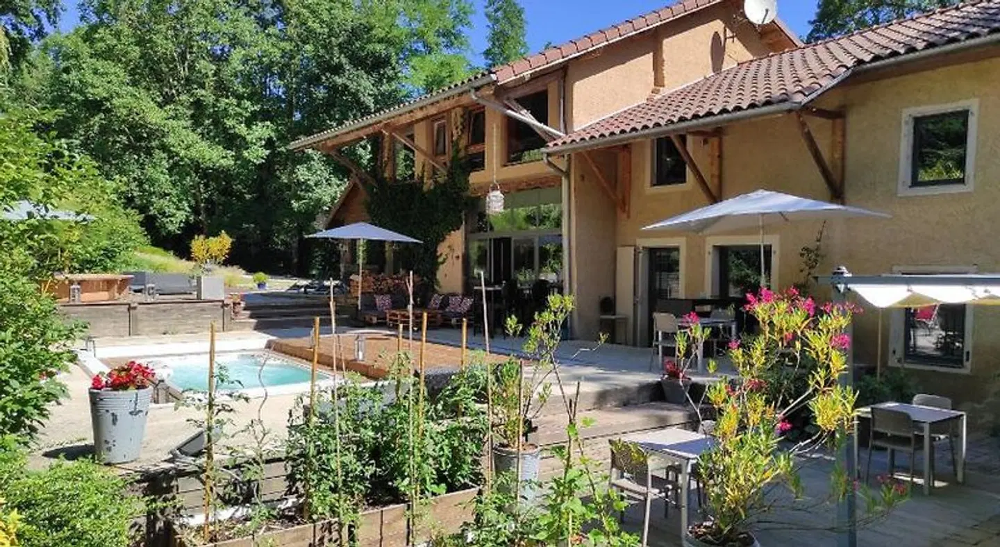 Lili Paradis EXTERIOR