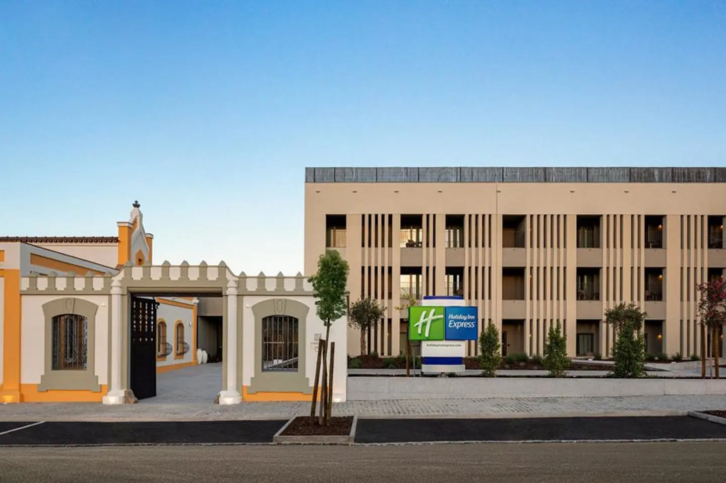 Holiday Inn Express Evora, an IHG Hotel EXTERIOR