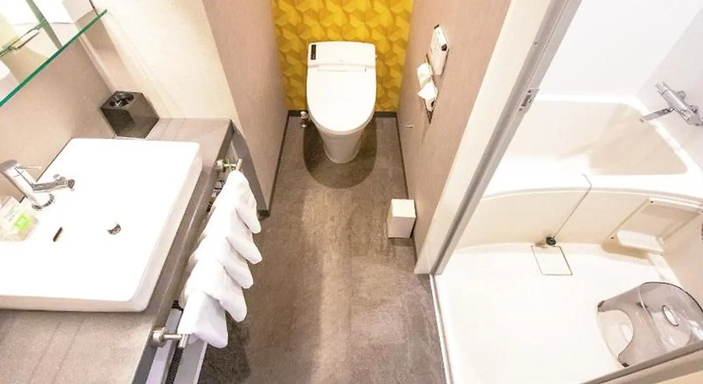 ibis Styles Tokyo Bay Badezimmer