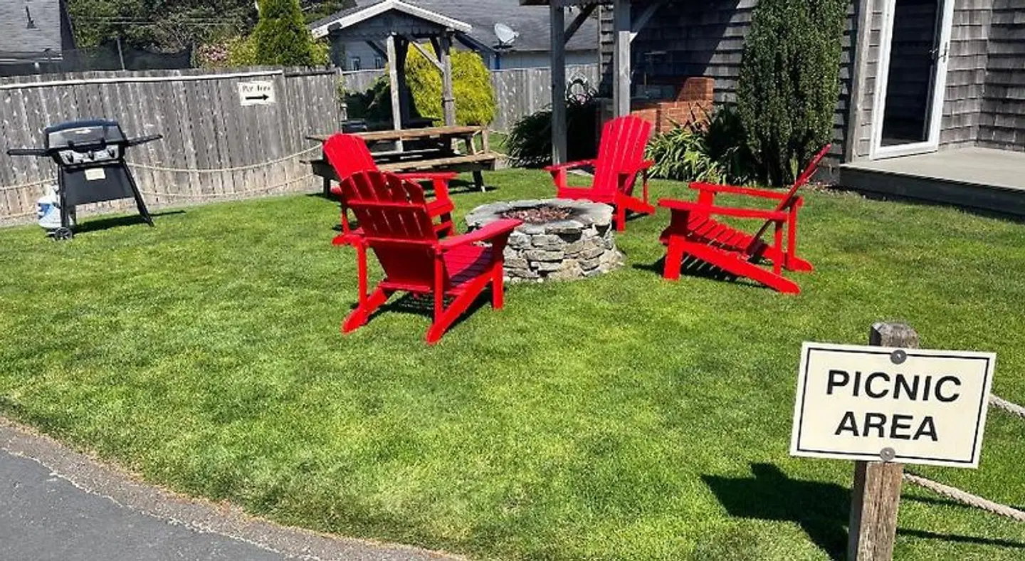 Looking Glass Inn Garten