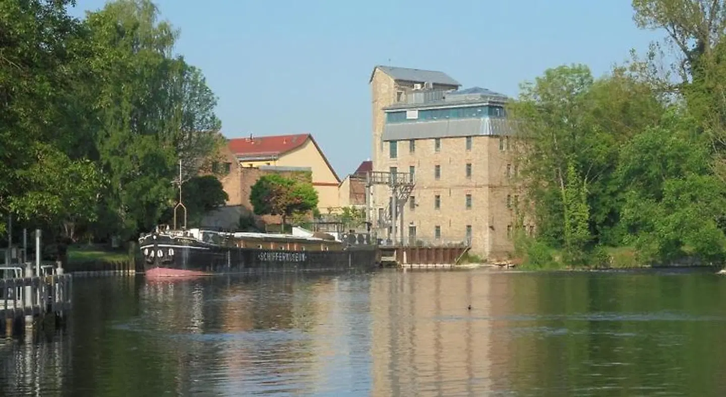 Neues Vaterland EXTERIOR