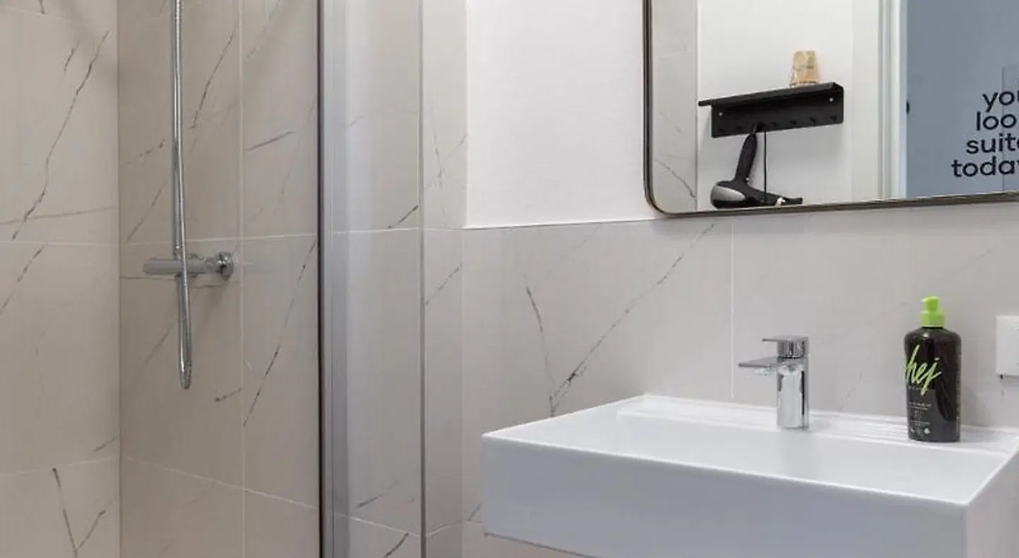 Limehome Baden-Baden Bäderstraße Badezimmer