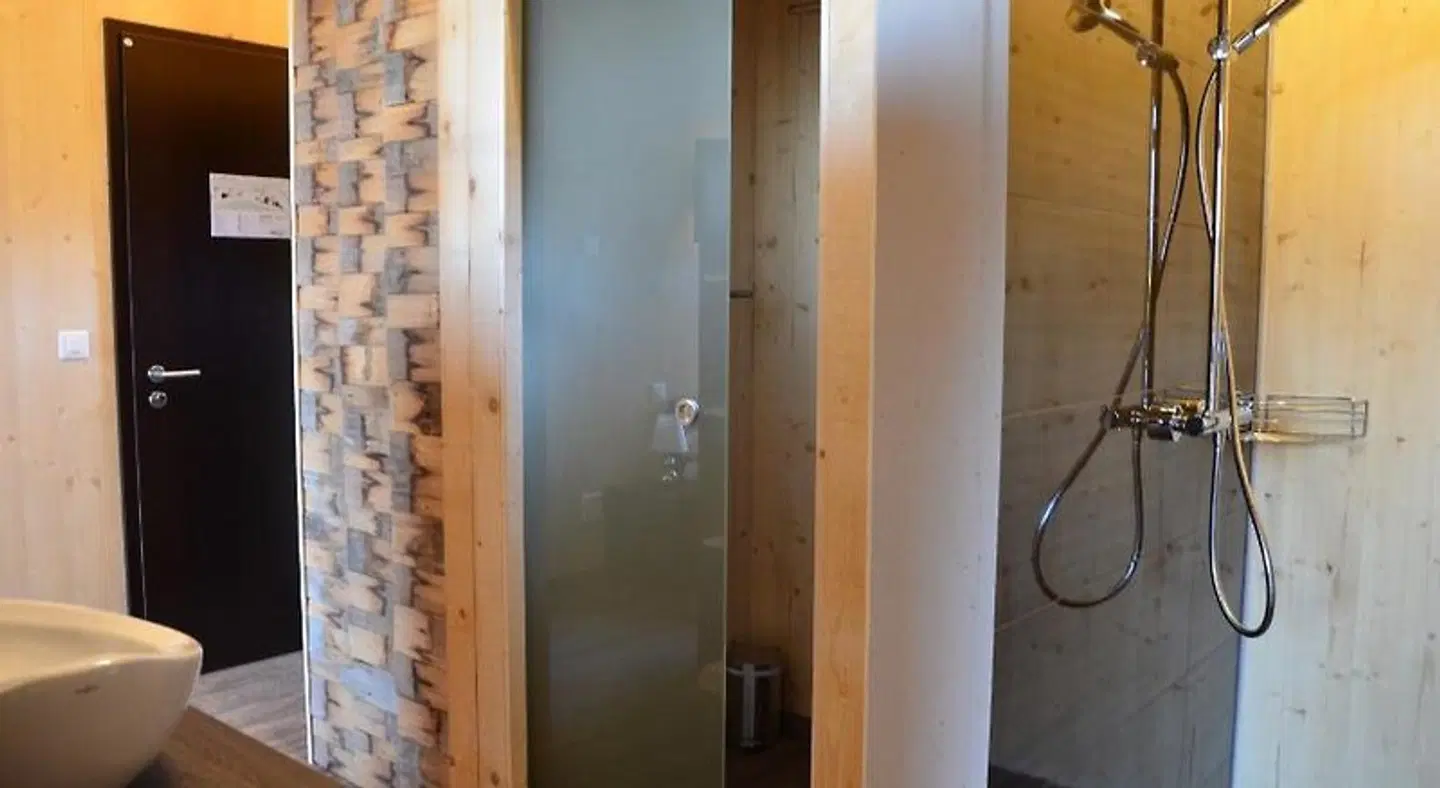 Hüttenhotel Husky Lodge Badezimmer