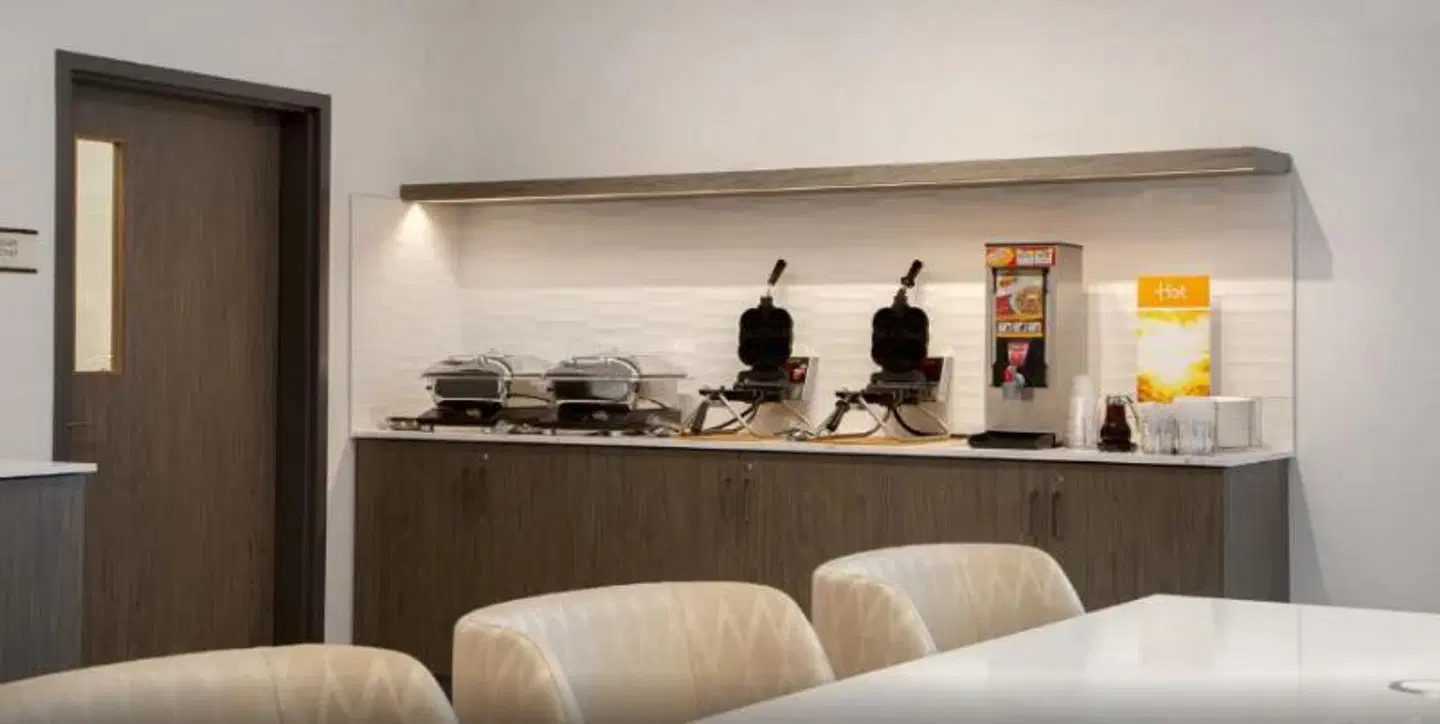 Quality Inn & Suites Bar