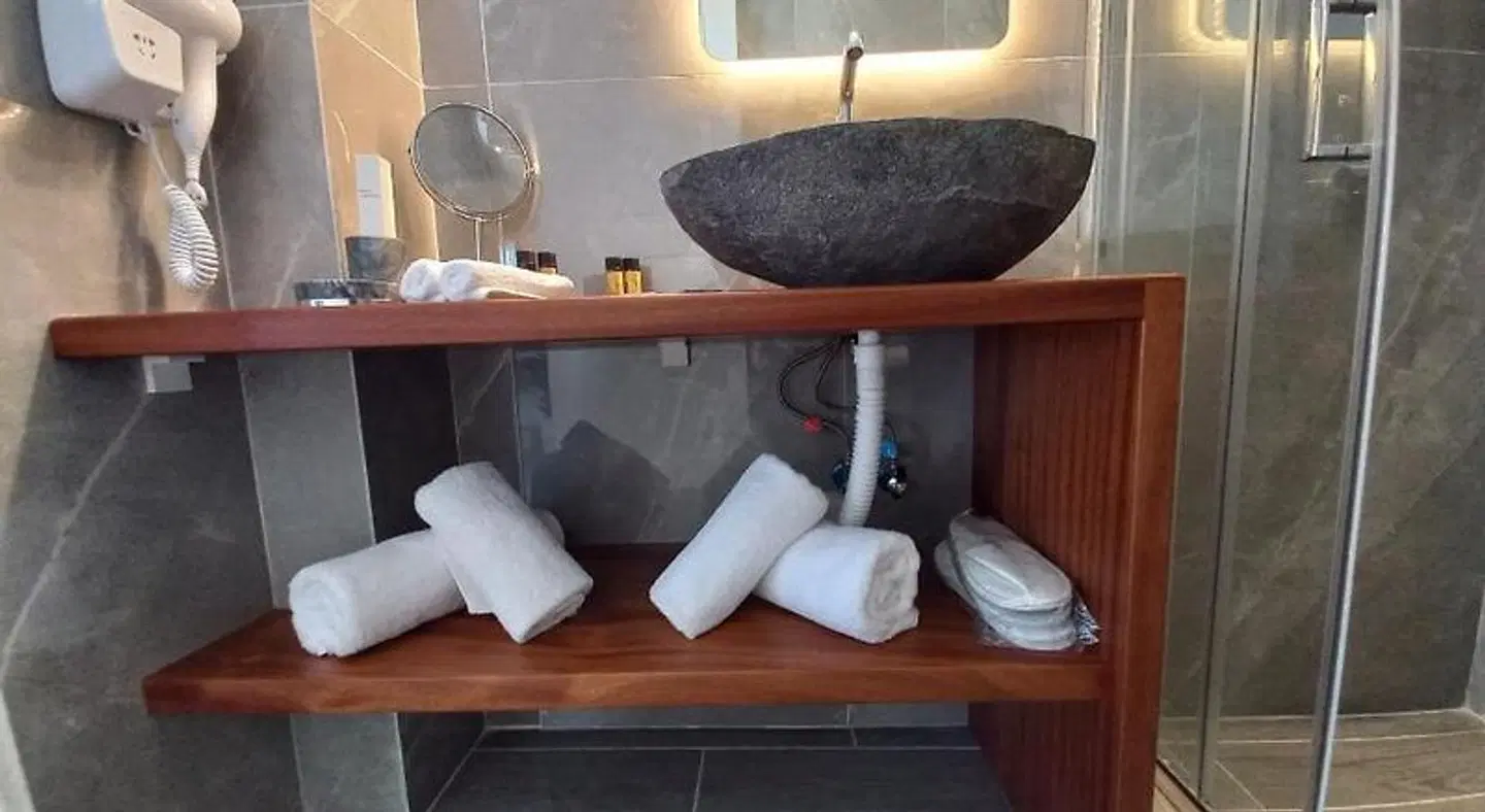 En Plo Boutique Suites Badezimmer