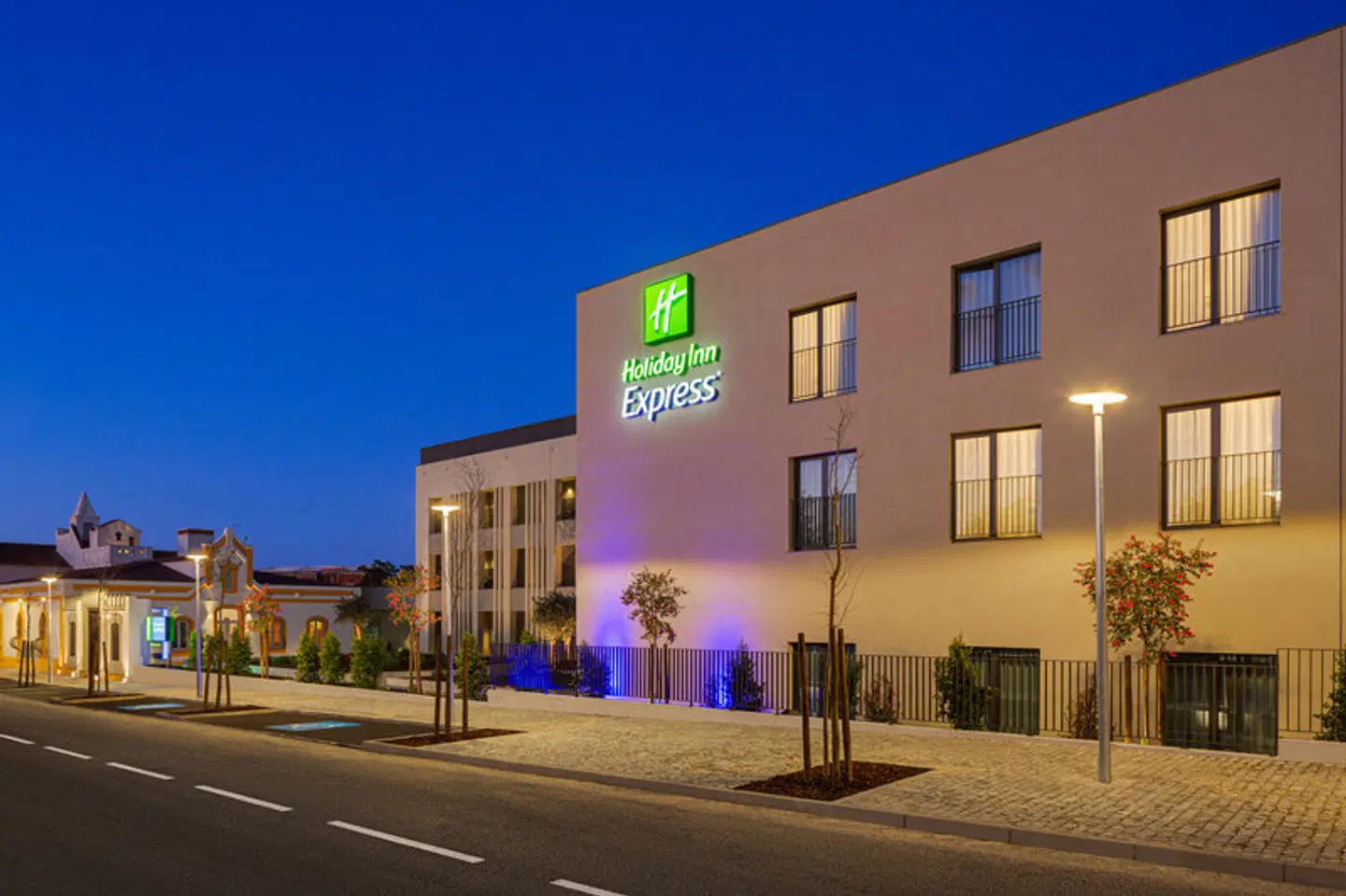 Holiday Inn Express Evora, an IHG Hotel EXTERIOR