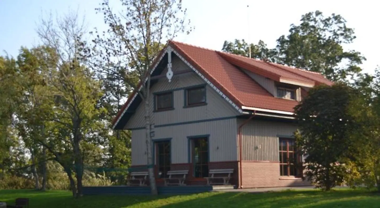 Pakaln's vingis EXTERIOR
