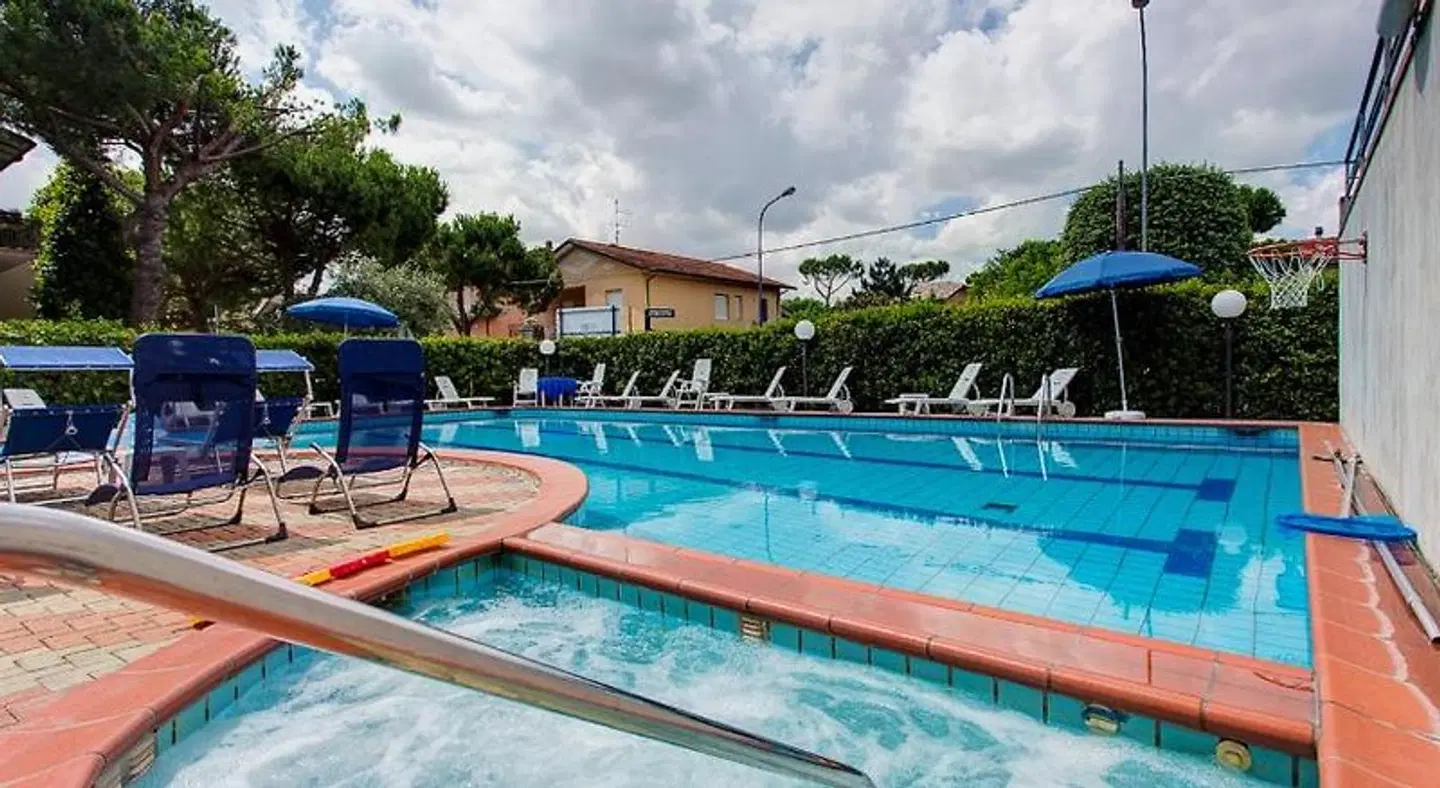 Real OUTDOOR_POOL