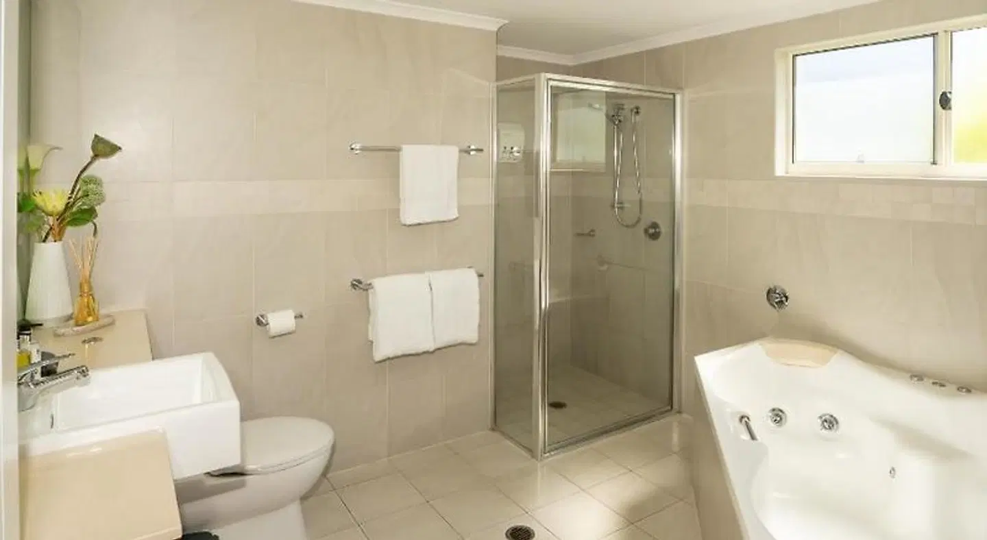 Waters Edge Apartment Cairns Badezimmer