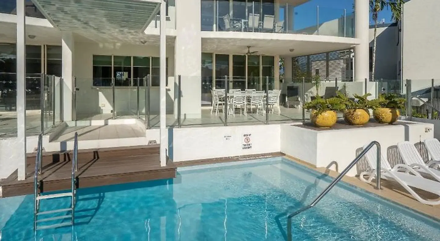 Waters Edge Apartment Cairns OUTDOOR_POOL